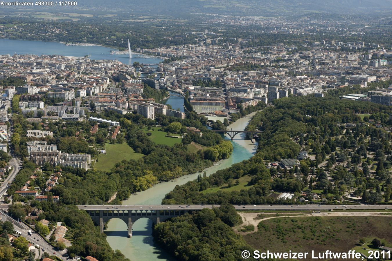 Genf / Genève, Blick von W nach E - Im Vordergrund Autobahnbrücke 'Pont Butin'; Zusammenfluss Rhone - L'Arve (Position 2'498'305.05, 1'117'542.80) mit der 'Pont de la Jonction', welche im Süden den 'Bois de la Bâtie' unterquert und in den Stadtteil 'St-Jean' führt. Rechts oben im Bild: Annemasse